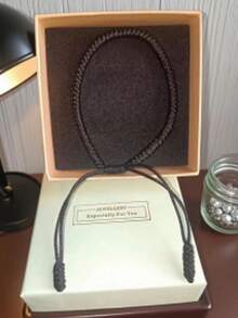 1 brățară țesută manual cu nod de diamant și șnur colorat, cu un design casual și elegant, este un accesoriu de nișă pentru sărbători, iar prietenii își pot alege culorile preferate. Un mic ornament de Halloween va fi oferit cadou la orice achiziție a versiunii cutie de bijuterii, iar cutia de bijuterii va fi livrată într-o culoare/stil aleatoriu.