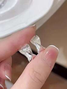 1 Paar elegante und stilvolle goldfarbene Ohrringe mit gewelltem Twist-Design für den täglichen und Urlaubsgebrauch von Frauen