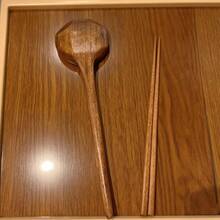 2 piezas Juego de cuchara grande y palillos de madera hechos a mano, cuchara de ramen japonesa, cuchara de olla caliente de mango largo, cucharón de sopa grande universal, utensilios de cocina y hogar reutilizables, vajilla esencial para Halloween, Navidad y otras festividades, juego de comedor duradero