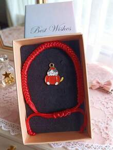 1 brățară țesută manual cu nod de diamant și șnur colorat, cu un design casual și elegant, este un accesoriu de nișă pentru sărbători, iar prietenii își pot alege culorile preferate. Un mic ornament de Halloween va fi oferit cadou la orice achiziție a versiunii cutie de bijuterii, iar cutia de bijuterii va fi livrată într-o culoare/stil aleatoriu.