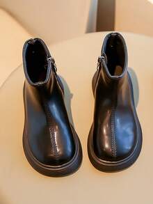 These Ankle Boots Are Simple Yet Refined. The Upper Is Made Of Glossy Leather Material With A Great Feel. The Side Zipper Design Makes Them Easy To Put On And Take Off, Suitable For Wearing In The Autumn And Winter Seasons. "Children's Boots" "Snow Boots"