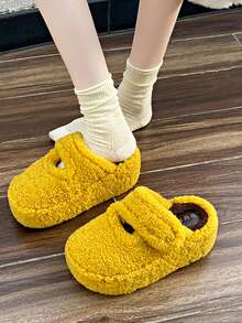 Pantoufles à enfiler chaudes pour femmes, nouvelles sandales à semelle épaisse antidérapante pour l'hiver 2025, talon de 7 cm, fermeture en peluche moelleuse, couleur unie mode polyvalente pour l'extérieur/l'intérieur, style JK mignon, légères et faciles à enfiler, pour femmes enceintes, mules à bout fermé