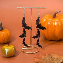 Pair Of Women's Acrylic Black Bat Pendant Earrings - Fun And Cute Design For Halloween Celebrations!