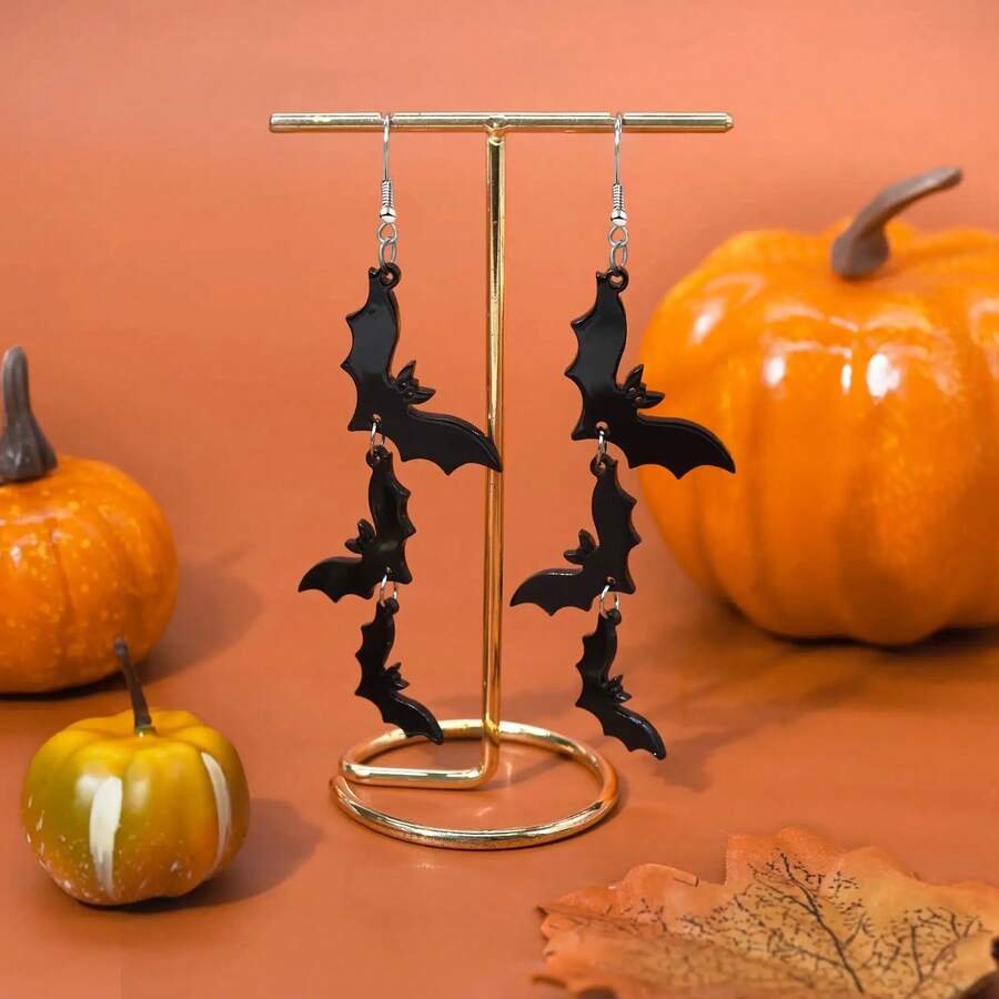 Pair Of Women's Acrylic Black Bat Pendant Earrings - Fun And Cute Design For Halloween Celebrations!