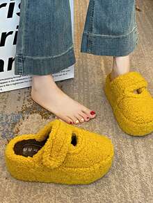 Pantoufles à enfiler chaudes pour femmes, nouvelles sandales à semelle épaisse antidérapante pour l'hiver 2025, talon de 7 cm, fermeture en peluche moelleuse, couleur unie mode polyvalente pour l'extérieur/l'intérieur, style JK mignon, légères et faciles à enfiler, pour femmes enceintes, mules à bout fermé