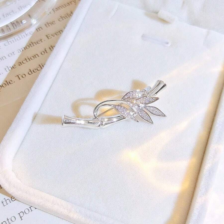 1 Stück hochwertige Bambus-Segment-Brosche für Frauen, elegantes Frühlings- und Sommer-Schal-Pin-Design, Cardigan-Blumen-Pin gegen Entblößung.