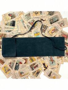 这款天鹅绒塔罗牌收纳袋,印有日月图案,饰以紫色亮片和彩色渐变,采用抽绳封口,柔软的布料提供有效保护,是一款便携式卡包,适合存放塔罗牌和小物件。这款塔罗牌收纳袋可以保护卡片和物品,是馈赠亲朋好友的理想礼物,也适合生日、周年纪念日、圣诞节和复活节等场合。 - 彩色 - 查看 5