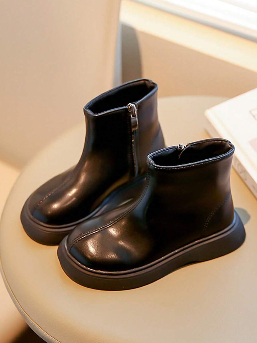 These Ankle Boots Are Simple Yet Refined. The Upper Is Made Of Glossy Leather Material With A Great Feel. The Side Zipper Design Makes Them Easy To Put On And Take Off, Suitable For Wearing In The Autumn And Winter Seasons. "Children's Boots" "Snow Boots"