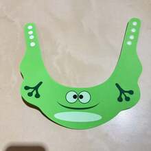 Disponible en 3 opciones de color: Rana verde, Cerdo rosa y Oso amarillo. Gorros de baño de material EVA. Suaves y ajustables con diseño de protección de alta calidad para los oídos. Un gorro de alta calidad imprescindible para el baño