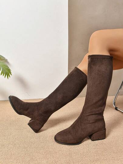 Botas altas elegantes y minimalistas de tacón grueso cómodo con puntera cuadrada en color café y caqui