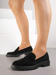 Mocasines clásicos hechos de ante sintético con costuras decorativas - Negro - Ver 1