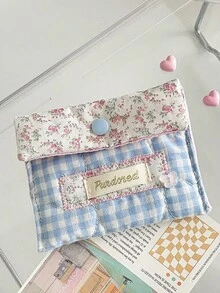 Stilvolle und einfache, kleine, frische rosa karierte und blaue karierte Blumen Aufbewahrungstasche, hochwertige und tragbare Binde-Tasche für Studentinnen zum Ausgehen.