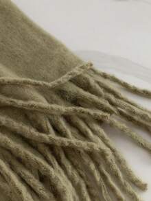 1条纯色围巾，冬季保暖颈部，加厚羊毛针织流苏披肩，可搭配连衣裙穿着 - 軍綠色 - 查看 4