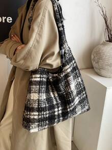 حقيبة يد كبيرة السعة ذات لون كتلي من الفرو الصناعي للنساء في فصل الشتاء