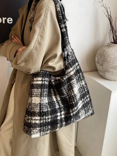 حقيبة يد كبيرة السعة ذات لون كتلي من الفرو الصناعي للنساء في فصل الشتاء