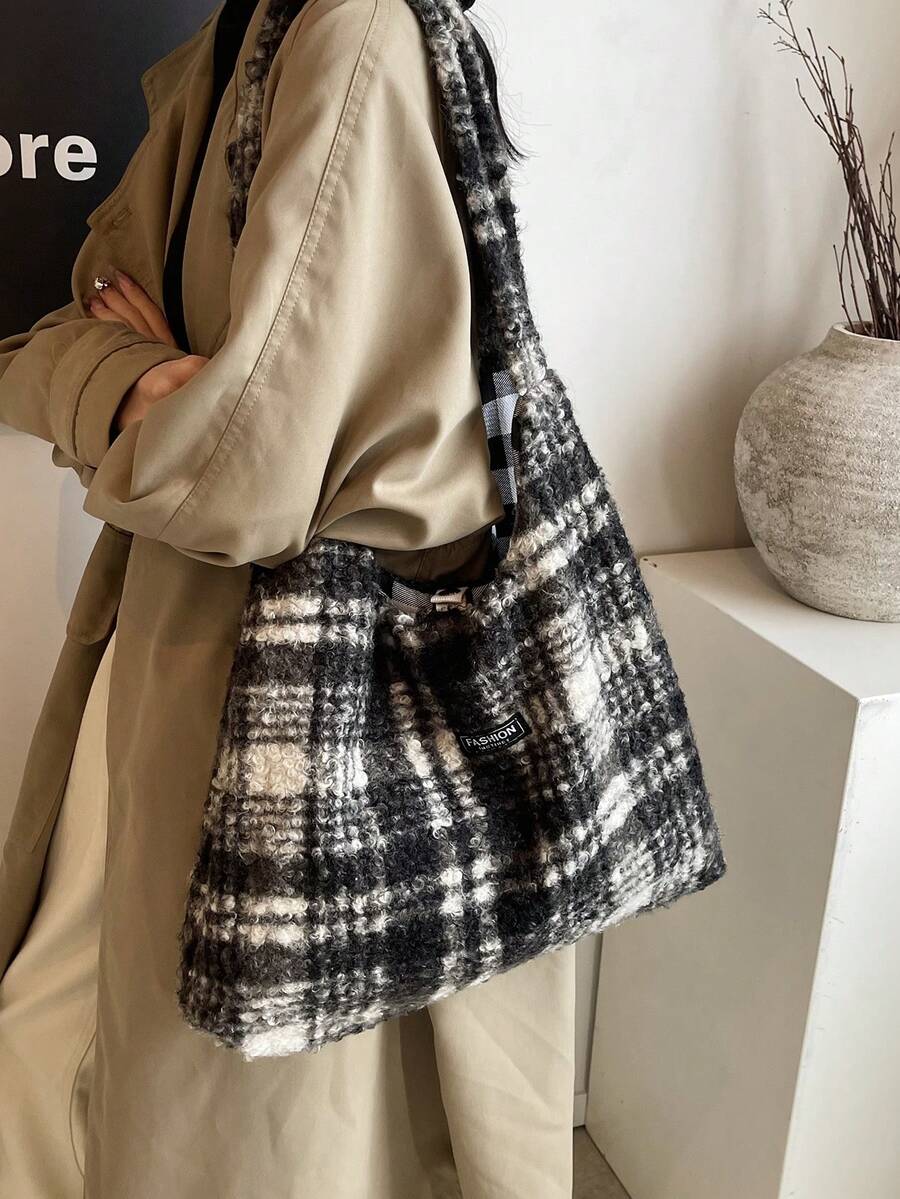 حقيبة يد كبيرة السعة ذات لون كتلي من الفرو الصناعي للنساء في فصل الشتاء