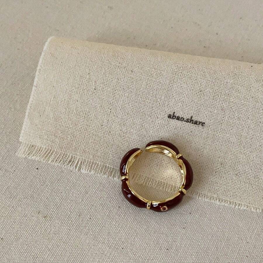 1pc Exquisite 18K Gold Plated Ring Features A Unique Irregular Flower Design With Vibrant Red Enamel Accents That Create A Striking Visual Appeal. The Open End Design Allows For Adjustable Sizing And Comfortable Stacking With Other Rings. Crafted With Premium Hypoallergenic Materials That Resist Tarnishing And Maintain Their Beautiful Appearance Through Regular Wear. The Artistic Floral Motif Combines Elegant Styling With A Touch Of Vintage Charm, Making It Suitable For Both Casual And Formal Occasions. Perfect For Adding A Pop Of Color To Your Everyday Outfits Or Making A Statement At Special Events Like Weddings, Parties, And Music Festivals. The Durable Enamel Coating Ensures Long-Lasting Color Vibrancy While Being Easy To Clean. An Excellent Gift Choice For Fashion-Forward Women Who Appreciate Unique Jewelry Designs.