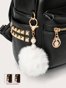 Mochila mini decorada con remaches y accesorios