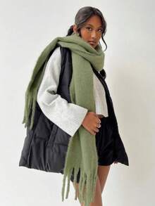 1条纯色围巾，冬季保暖颈部，加厚羊毛针织流苏披肩，可搭配连衣裙穿着 - 軍綠色 - 查看 5