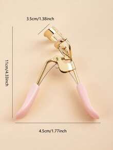 【精致金粉睫毛夹】采用金粉配色，外观精美。硅胶垫柔软亲肤，不会损伤睫毛，轻松打造自然持久的卷翘效果。手柄符合人体工学设计，握感舒适。即使是新手也能轻松上手，快速拥有明亮动人的双眸。价格实惠，适合情人节、旅行、旅行必备、房间装饰、情人节礼物、廉价好物、房间、1美元商品、度假必备、女士礼物、卧室、情人节、99美分。 - 金色 - 查看 5