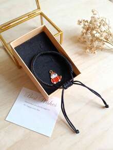 1 brățară țesută manual cu nod de diamant și șnur colorat, cu un design casual și elegant, este un accesoriu de nișă pentru sărbători, iar prietenii își pot alege culorile preferate. Un mic ornament de Halloween va fi oferit cadou la orice achiziție a versiunii cutie de bijuterii, iar cutia de bijuterii va fi livrată într-o culoare/stil aleatoriu.