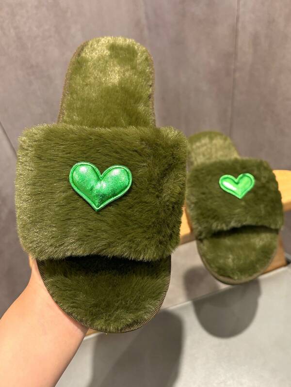 Ciabatte da donna alla moda di colore verde con design a cuore 3D, sandali casual piatti e morbidi, infradito aperte versatili da esterno con pelliccia