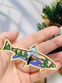 Adorno colgante decorativo de madera con forma de pez de doble capa de 15cm*7.2cm*1cm - Perfecto para el árbol de Navidad y la decoración de pared, diseño creativo "FELIZ FISHMAS" con paisaje nevado de invierno y silueta de pesca, que agrega un ambiente festivo y un significado cultural