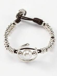 A One-Piece Minimalist And Stylish Street-Style Crocheted Pearl Bracelet Suitable For Everyday Wear By Both Men And Women, Perfect For Parties And As A Birthday Gift.