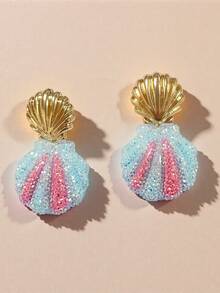 Un par de pendientes de concha coloridos y lindos de la serie del océano de lujo de alta gama de hadas de verano, aptos para uso diario y de fiesta para mujeres, hechos de material de pendientes de acero inoxidable, diseñados para todas las estaciones