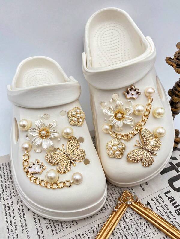16 قطعة من إكسسوارات الأحذية القابلة للفصل - سلسلة اللؤلؤ ABS ، تاج بلوري أبيض ، فراشة بلورية ذهبية ، زهرة لؤلؤية بيضاء من ABS ، مناسبة لصنادل النساء والشبشب والحقائب الشاطئية ، رائعة كهدايا لأعياد الميلاد والعطلات