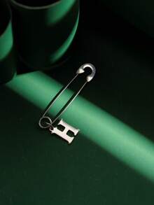 1pc Fashionable Personalized Exaggerated Stainless Steel 26 English Letters A-Z Pendant Earrings, Paired With Stainless Steel Safety Pin Earrings, Suitable For Men And Women For Daily Wear And Parties