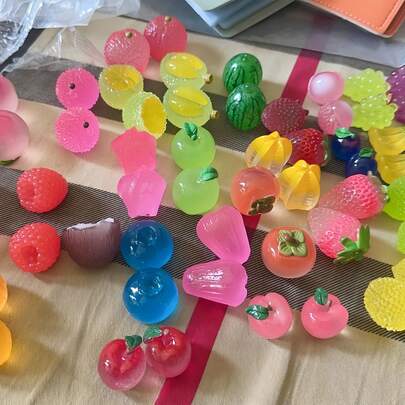 50 piezas Decoración de frutas en miniatura, decoración de paisaje micro de resina que brilla en la oscuridad, frutas realistas y coloridas, adecuado para fiestas, regalos de cumpleaños y regalos de festivales para mayores de 14 años, decoración de frutas de dibujos animados, ideal para Halloween, regalos de fiesta de Navidad