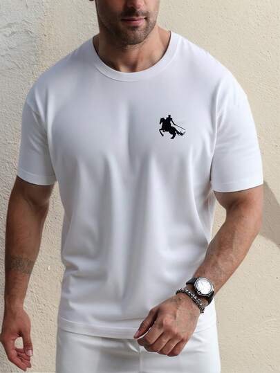 黑色男士夏季骑士印花圆领休闲短袖T恤，搭配休闲裤，适合旅行/度假/户外露营/运动，搭配休闲裤