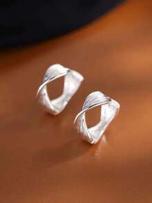 1 Paar elegante und stilvolle goldfarbene Ohrringe mit gewelltem Twist-Design für den täglichen und Urlaubsgebrauch von Frauen