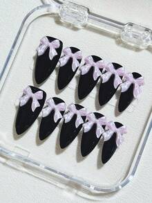 Stilul dulce și cool prezintă unghii presate în formă de migdală, de lungime medie, din zece bucăți, unghii negre, asociate cu o fundă roz-violet. Este simplu și elegant, rafinat și luxos, cu o purtabilitate de înaltă calitate. Potrivit pentru ocazii precum petreceri, întâlniri, sărbători, utilizare zilnică etc. Adaugă o notă de eleganță. Sunt incluse o bucată de lipici jeleu și o pilă de unghii mini, care pot fi detașate și reutilizate.