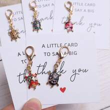 10件独特趣味海龟钥匙扣礼品套装，附赠感谢卡和卡片。可爱的海龟吊坠装饰，可用于背包、手提包和车钥匙。是生日、婚礼、单身派对、圣诞节、万圣节、情人节、新年、毕业典礼和返校节等场合的绝佳礼物，适合送给家人、朋友、情侣和同学。 - 彩色 - 查看 11