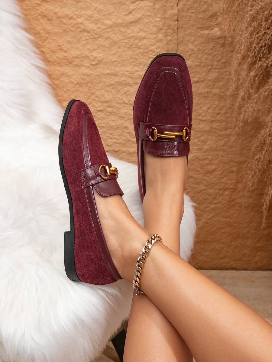 秋冬女士优雅酒红色仿鹿皮绒面乐福鞋，配金属搭扣，学院风校园/办公服饰