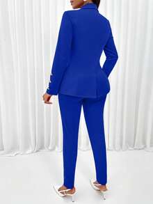 Conjunto de tres piezas para mujer: blazer de cuello chal de frente abierto, top tipo camiseta y pantalones para look de oficina en primavera - azul real - Ver 2