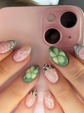 24 piezas de uñas postizas cortas ovaladas con estampado de leopardo y puntas francesas verdes, decoradas con flores verdes, estrellas y rhinestones. Diseño perfecto para uñas acrílicas falsas. Incluye 1 pieza de pegamento de gelatina y 1 pieza de lima de uñas. Adecuado para la vida diaria, viajes y fiestas de mujeres y niñas.