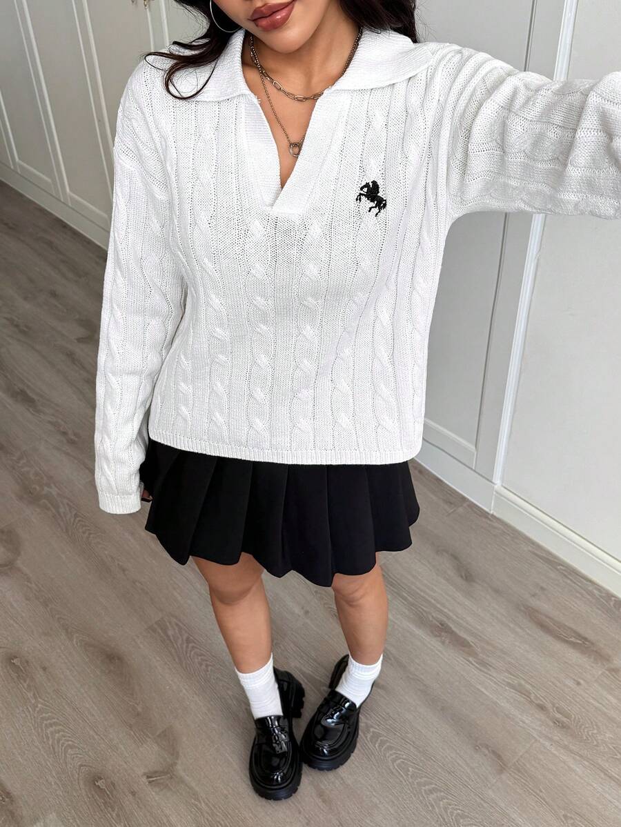 Luźny, dzianinowy sweter z długim rękawem w jednolitym kolorze z haftowaną naszywką, odpowiedni na jesień/zimę