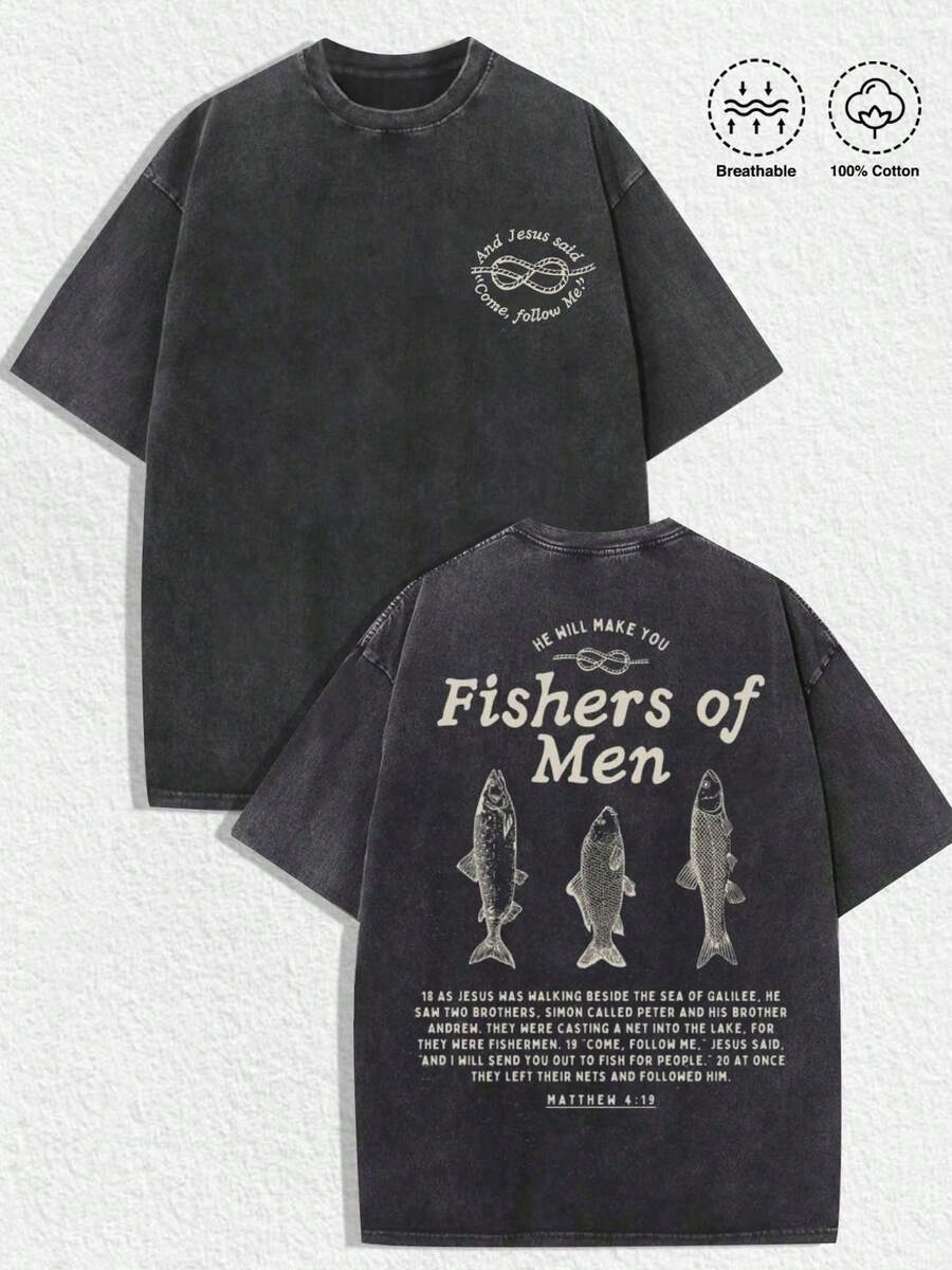1 PCS Christian "Fishers Of Men" Graphic Tee: Dark Washed Cotton Shirt With "Fishers Of Men" Text, Three Fish Illustrations, Knot Detail, Full Biblical Verse From Matthew 4:19, Retro Distressed Aesthetics. Perfect For Fans Of Christian Faith, Biblical Inspiration, And Vintage Style, Christmas & Halloween & Thanksgiving Day & Valentine's Day & Pride & Father's Day & Easter & Mother's Day & New Year & Spring Festival, Men's Round Neck Printed Short Sleeve Casual Everyday T-Shirt, They Are Excellent Gifts For Friends And Family, 100% Cotton T-Shirts Feature, A Youthful And Fashionable Design, Graphic Tees Men, Graphic Tees Women, Cachorro Feliz, Back To School - 黑色 - 查看 1
