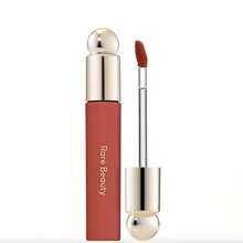 Rare Beauty Soft Pinch Tinted Lip Oil. Un aceite de labios teñido que aporta color suave y una hidratación intensa, dejando tus labios irresistiblemente sedosos.Este color es perfecto tanto para looks casuales como de fiesta. Su textura mate no es pegajosa y su sutil brillo hace que los labios se vean más voluminosos. - Honestidad - Ver 1