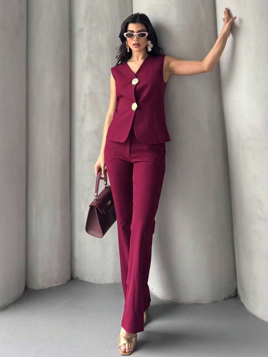Conjunto elegante de duas peças feminino, cor sólida, com botões frontais e detalhes de botões grandes. Ideal para o ambiente de trabalho. Disponível na cor vermelha. - Borgonha - Ver 1