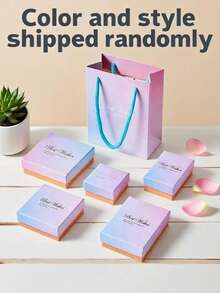 1 brățară țesută manual cu nod de diamant și șnur colorat, cu un design casual și elegant, este un accesoriu de nișă pentru sărbători, iar prietenii își pot alege culorile preferate. Un mic ornament de Halloween va fi oferit cadou la orice achiziție a versiunii cutie de bijuterii, iar cutia de bijuterii va fi livrată într-o culoare/stil aleatoriu.