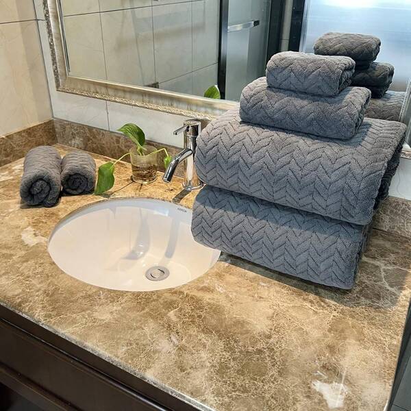A Set Of Gray Towels, Featuring A Diagonal Woven Texture On The Surface. The Set Includes Towels Of Different Sizes, Suitable For Daily Washing, Drying The Body After A Bath, And Other Scenarios. This Textured Design Is Not Only Aesthetically But Also Increases The Friction Between The Towel And The Skin, Enhancing The Absorption Effect.