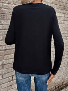 بلوزة أنيقة بتصميم أزرار وقطع من الدانتيل للنساء ذوات الحجم الكبير، بأكمام طويلة وبلون أحادي