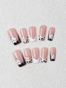 10片装方形黑白法式豹纹全覆盖手工美甲贴片套装，饰以迷人的白色渐变花卉图案，甜美精致，轻松打造仙气美甲，展现时尚个性。适合派对、晚宴和日常佩戴。是送给女性和女孩的绝佳礼物，也适合万圣节、圣诞节和新年等节日。手工制作的按压式美甲贴片。 - 黑與白 - 查看 2