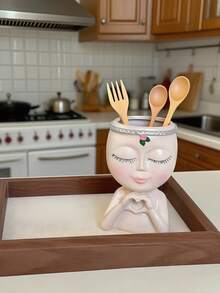 这款熔模人脸造型花盆造型独特，适合室内植物，是一款可爱的小型多肉植物花盆，底部有排水孔，是馈赠佳品（白色）。