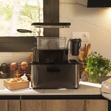 Cecotec Freidora Digital Cleanfry Luxury 4000 Dark: Freidora de Aceite de Alta Gama con Diseño Elegante en Acero Inoxidable Negro, Capacidad de 4.2L y Potencia de 3270W. Incluye 5 Programas Preconfigurados para Fritos Perfectos y Filtro OilClean para Aceite Limpio. Tapa con Ventana de Visión y Filtro Antiolores. Temperatura Regulable hasta 190°C, Totalmente Desmontable, Cubeta Antiadherente, Cesta con Mango de Tacto Frío y Protección contra Sobrecalentamiento. Fácil Limpieza en Lavavajillas. - Wielokolorowe - Zobacz 6