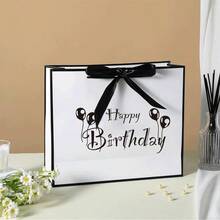 1 Borsa regalo di compleanno elegante in bianco e nero con fiocco, borsa regalo in carta di grande capacità, borsa shopping leggera e pieghevole, con nastro regalo, adatta per migliori amici, fidanzate, mariti, mogli, partner, amici, in particolare per compleanni, Natale, Ognissanti, Ringraziamento e altre occasioni. Stile (colore) casuale. (Fiocco richiesto, carattere richiesto per il fai-da-te)